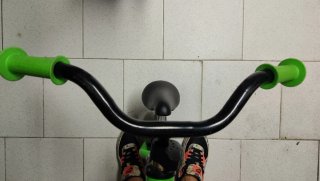 Bicicleta de equilibrio verde