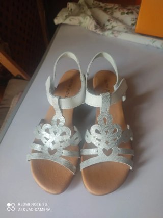 Sandalias blancas y plateadas para mujer