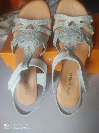 Sandalias blancas y plateadas para mujer