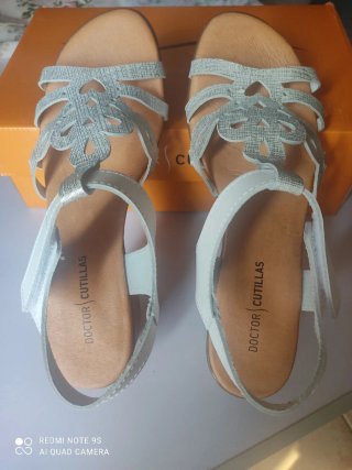 Sandalias blancas y plateadas para mujer