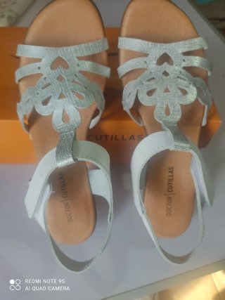 Sandalias blancas y plateadas para mujer