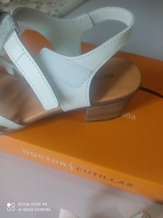 Sandalias blancas y plateadas para mujer