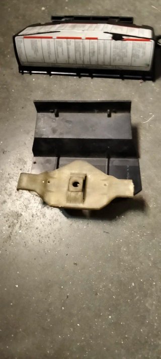 Tornillo batería y tapadera fusible de volvo 940