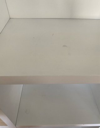 Mueble de salón blanco y madera