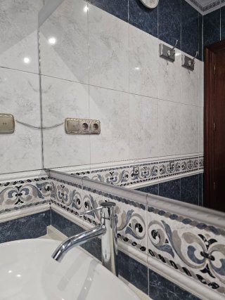 Espejo con LED, lavabo y grifo