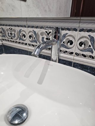 Espejo con LED, lavabo y grifo