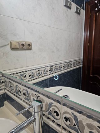 Espejo con LED, lavabo y grifo