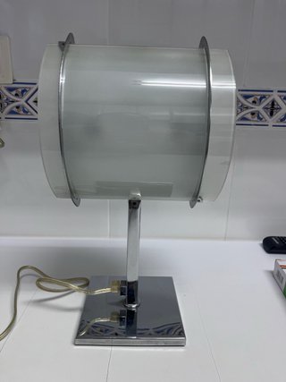 Lámpara de mesa moderna metal y cristal