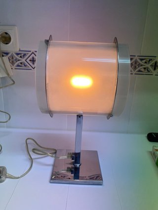 Lámpara de mesa moderna metal y cristal