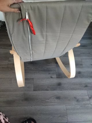 Mecedora gris con base de madera