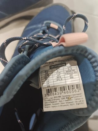 Botas de montaña azules y rosas