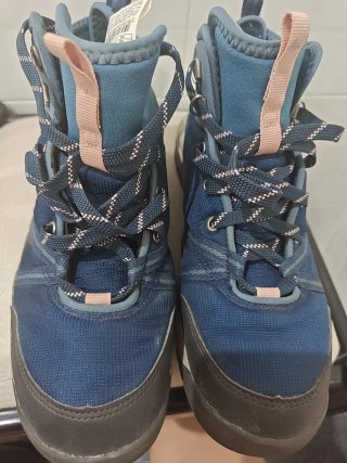 Botas de montaña azules y rosas