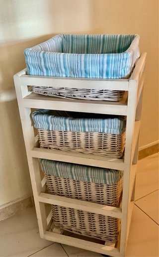 Mueble auxiliar 3 cestas mimbre y ruedas