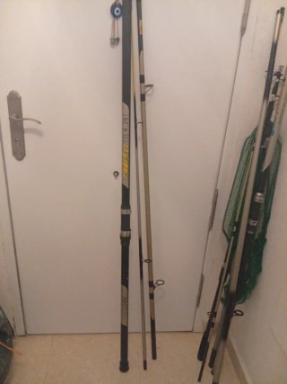 Cañas de pescar y carretes con bolsa