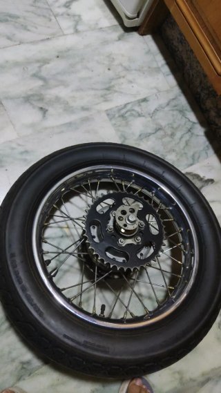 Rueda trasera completa Yamaha SR 250 Special.