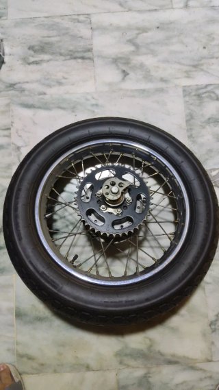 Rueda trasera completa Yamaha SR 250 Special.