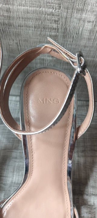 Tacones Mango Tacon Bajo Dorado y Plateado
