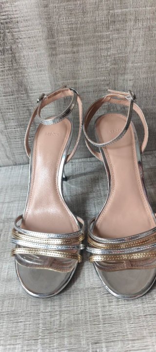 Tacones Mango Tacon Bajo Dorado y Plateado