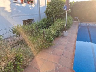 Valla metálica para piscina con puerta y postes.