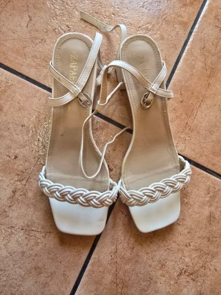 Sandalias de tacón bajo blancas