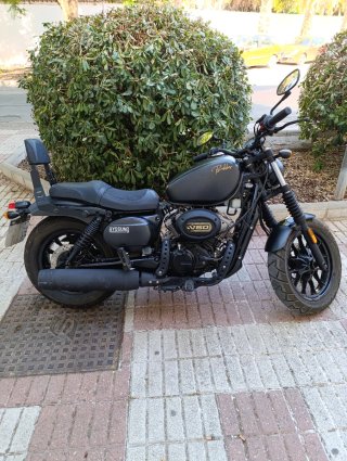 Hyosung Bobber 125 gris oscuro