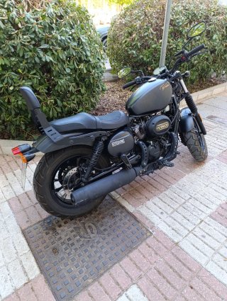 Hyosung Bobber 125 gris oscuro