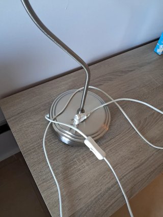 Lámpara de mesa Ikea plateada y blanca