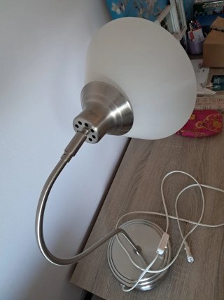 Lámpara de mesa Ikea plateada y blanca