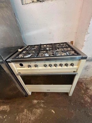 Cocina Smeg Beige y Plata
