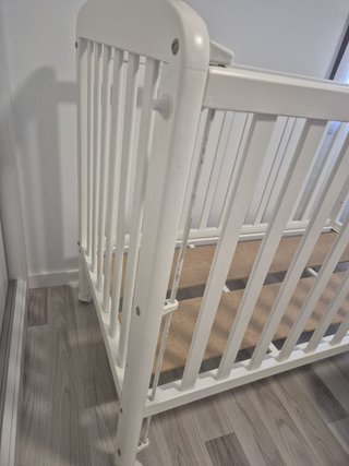 Cuna de madera blanca