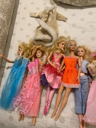 Colección de 9 barbies con sus vestidos