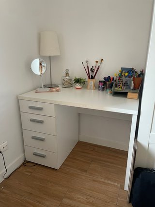 Escritorio blanco con cajones