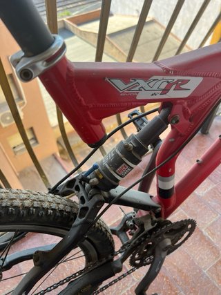 Bicicleta de montaña roja