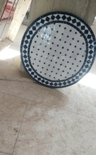 Mesa mosaico artesanal azul y blanco