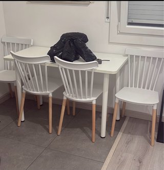Juego de 4 Sillas Blancas. 10€ por silla.