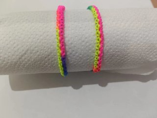 Pulseras tejidas a mano