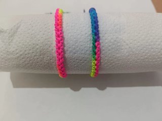 Pulseras tejidas a mano