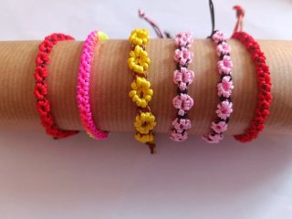 Pulseras tejidas a mano