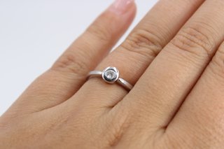 049-01-00175 Anillo de oro blanco 18k y diamante