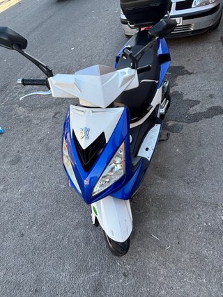 Scooter azul y blanco oferta de esta semana