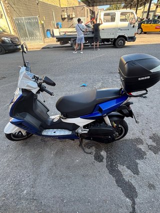 Scooter azul y blanco oferta de esta semana
