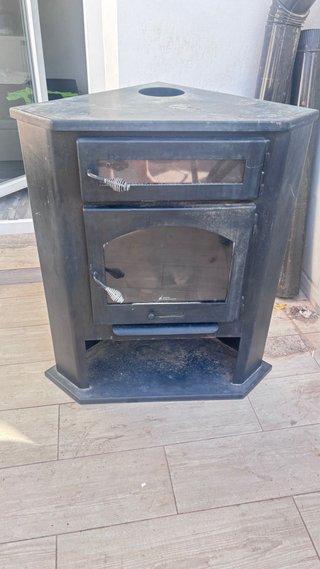 Chimenea esquinera negra