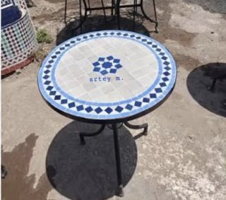Mesa de jardín artesanal cerámica y metal