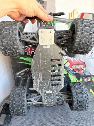 Coche RC Jamara Akron 1/10 con chasis y carcasas