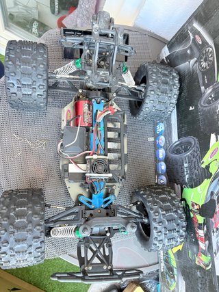 Coche RC Jamara Akron 1/10 con chasis y carcasas