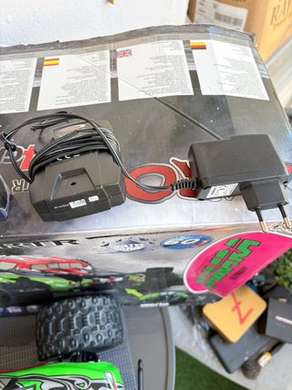 Coche RC Jamara Akron 1/10 con chasis y carcasas