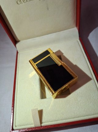 Encendedor S.T. Dupont enchapado en oro