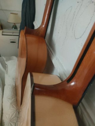 Dos guitarras de ciprés