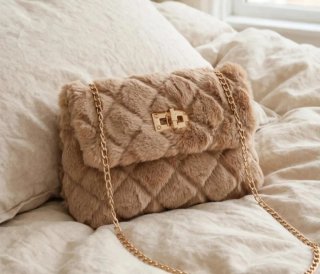 Bolso negro peludo con cadena dorada