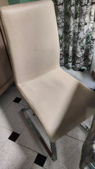 Sillas de piel beige con estructura metálica
